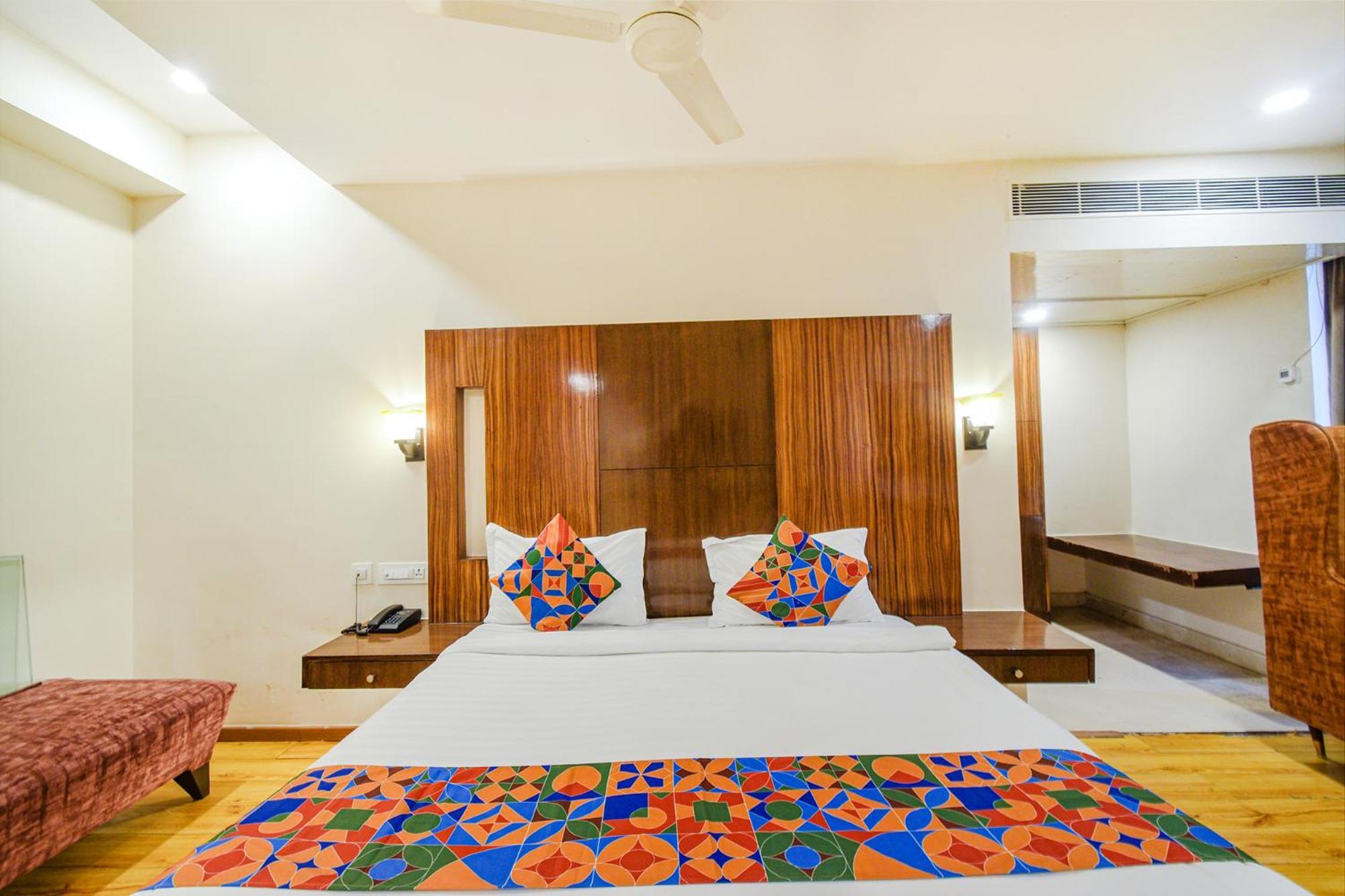 Treebo Premium Seven Lake View Hyderabad Exterior photo