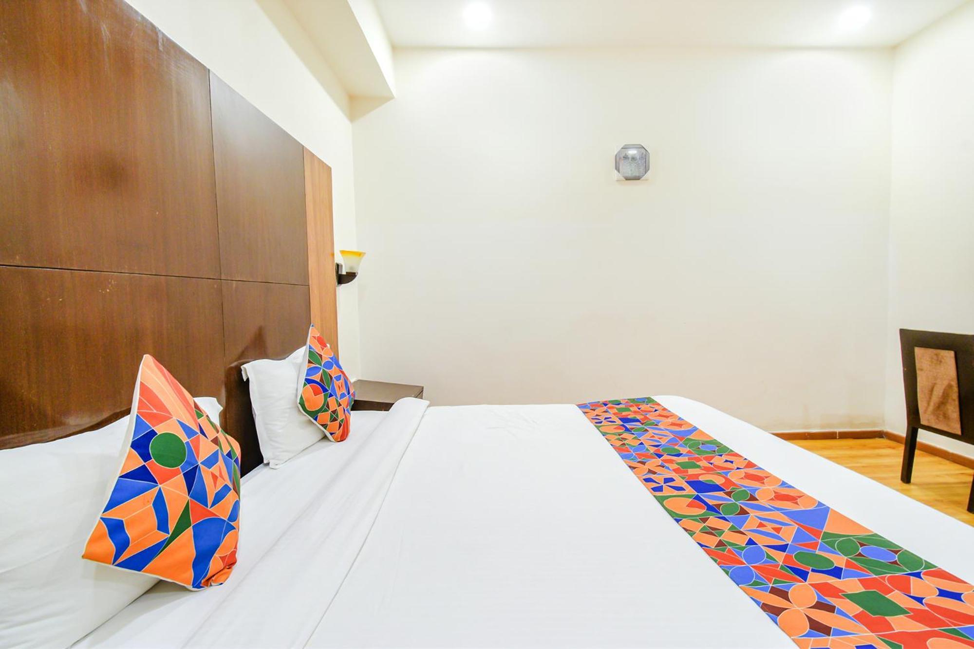 Treebo Premium Seven Lake View Hyderabad Exterior photo