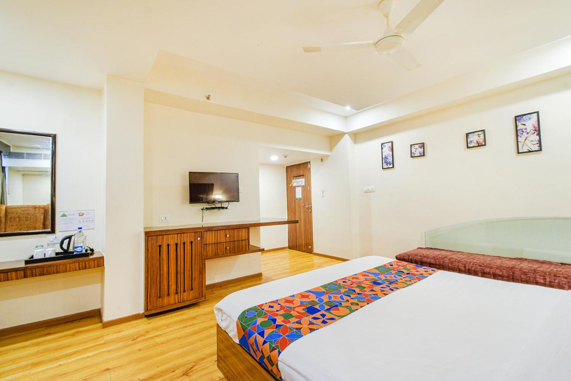 Treebo Premium Seven Lake View Hyderabad Exterior photo