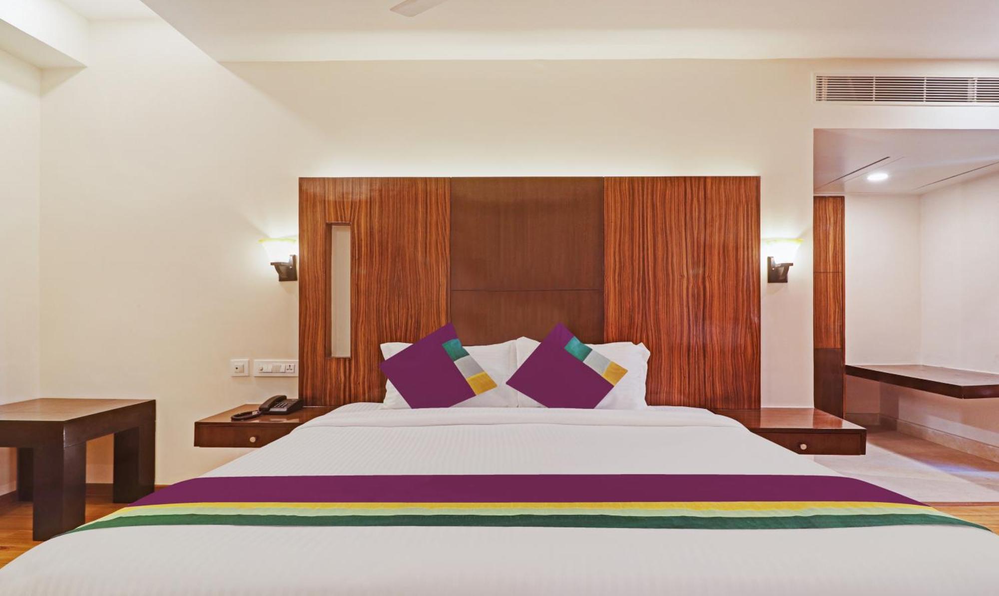 Treebo Premium Seven Lake View Hyderabad Exterior photo