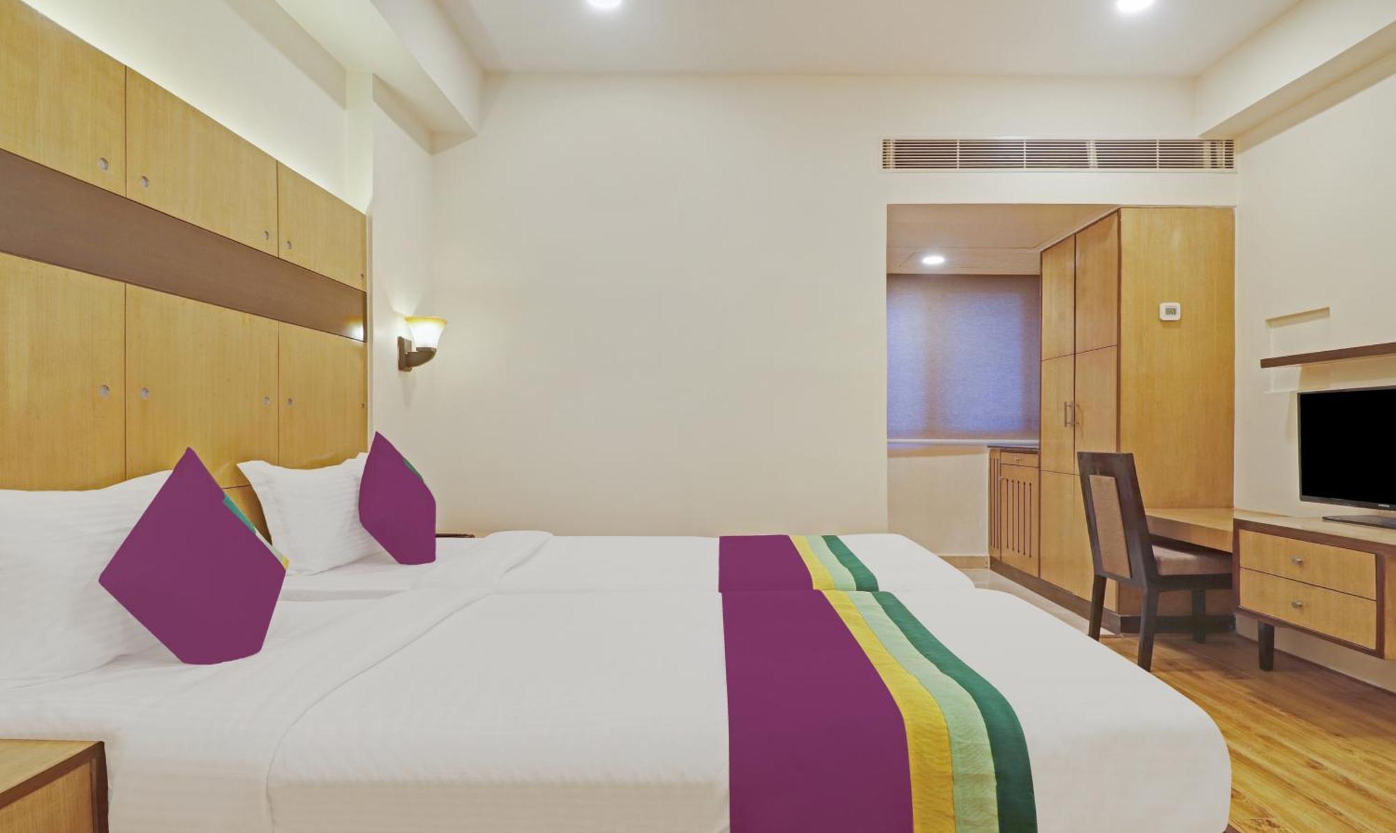 Treebo Premium Seven Lake View Hyderabad Exterior photo